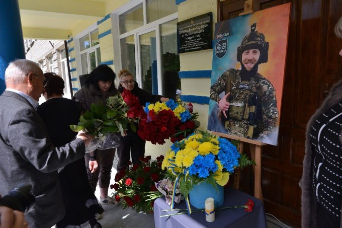 меморіальна дошка та мурал на честь Данила Погорілова